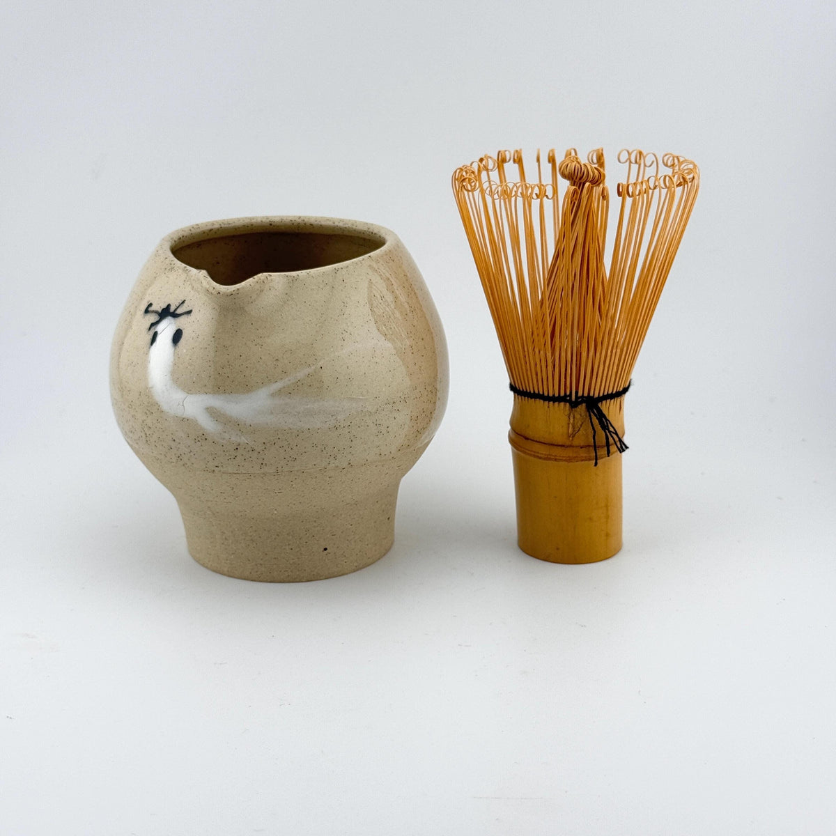 Katakuchi en grès et sable de Sardaigne avec décor poisson peint en porcelaine, céramique Terres.me