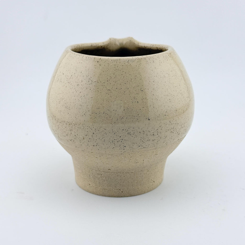 Katakuchi en grès et sable de Sardaigne avec décor poisson peint en porcelaine, céramique Terres.me