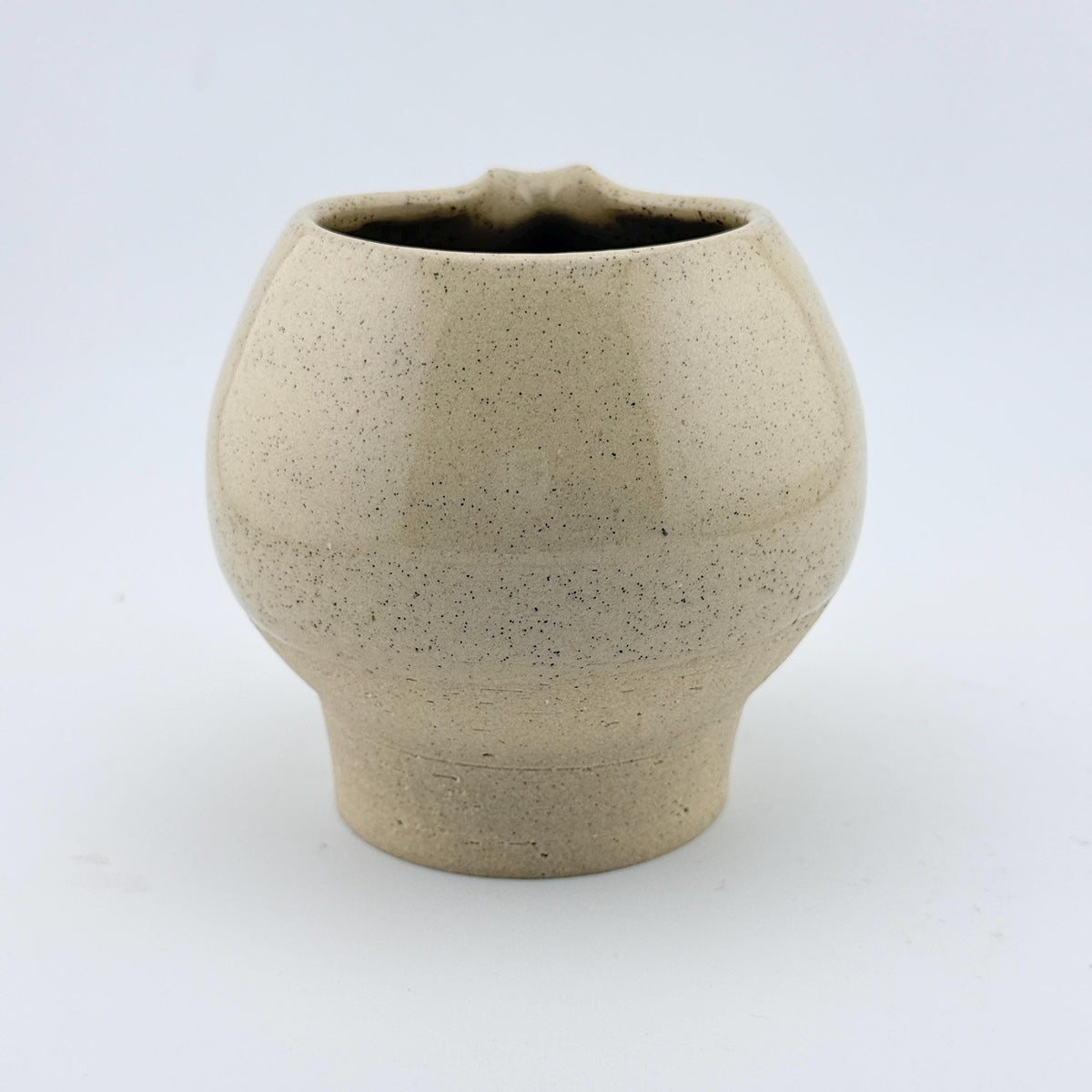 Katakuchi en grès et sable de Sardaigne avec décor poisson peint en porcelaine, céramique Terres.me