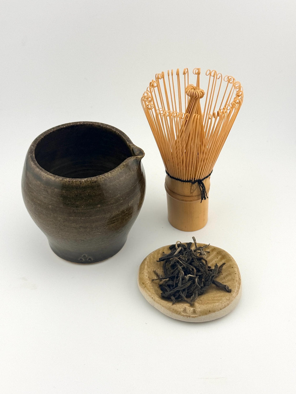 Katakuchi japonais en grès enrichi de sable de Sardaigne, émail Tenmoku, fait main par Terresme — vue 6 sur 10.