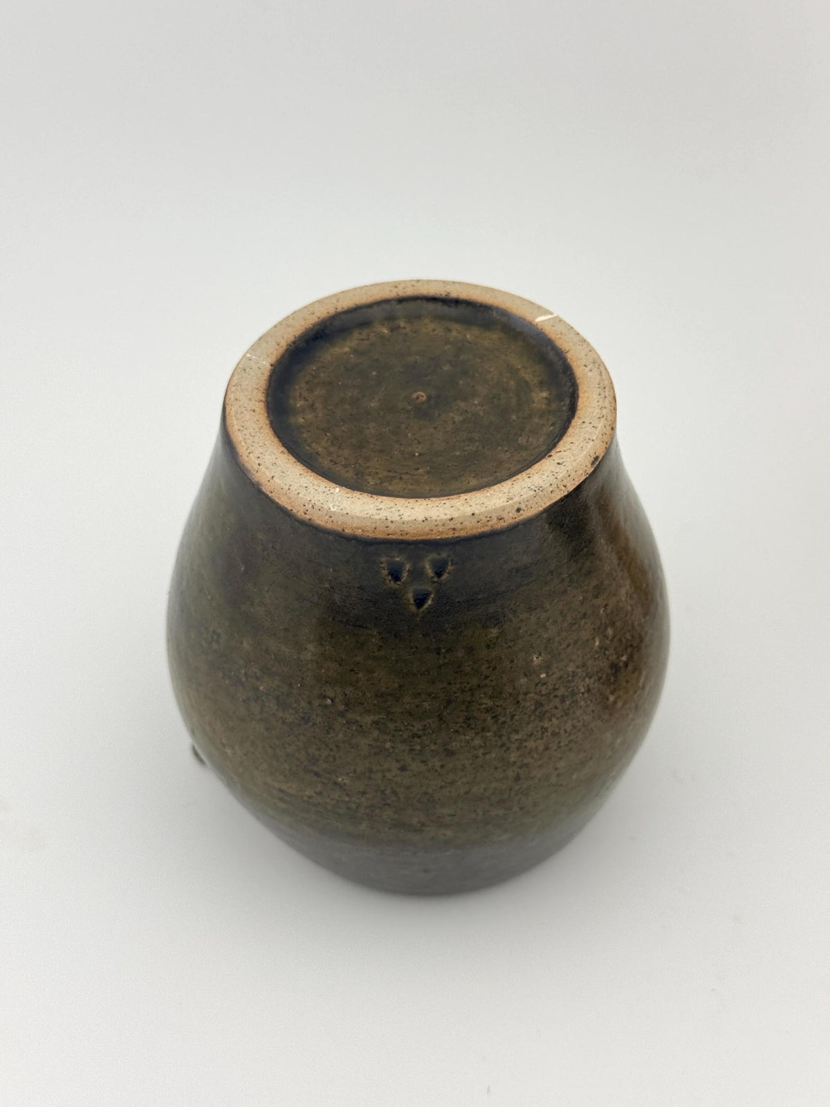 Katakuchi japonais en grès enrichi de sable de Sardaigne, émail Tenmoku, fait main par Terresme — vue 10 sur 10.