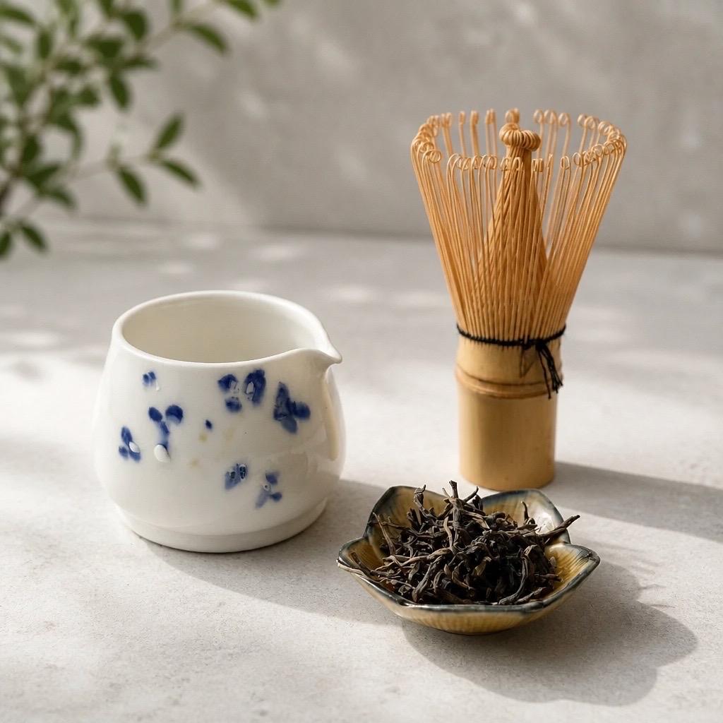Katakuchi en porcelaine blanche, décor Sometsuke au gosu peint à la main – Terres.me