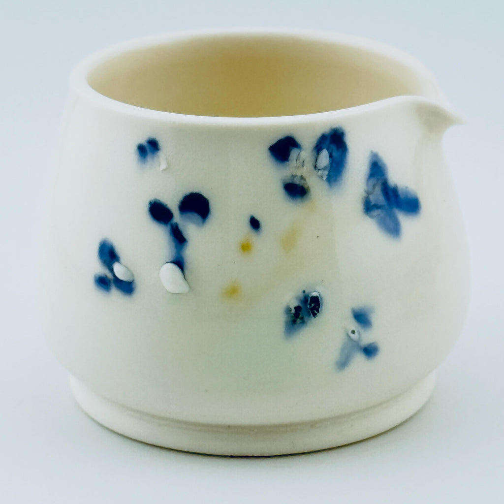 Katakuchi en porcelaine blanche, décor Sometsuke au gosu peint à la main – Terres.me