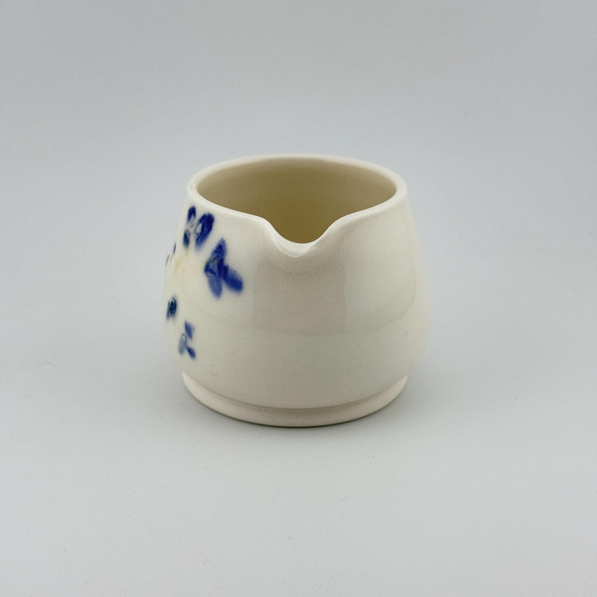 Katakuchi en porcelaine blanche, décor Sometsuke au gosu peint à la main – Terres.me