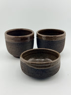 Collection KURO MORI en grès noir chamotté African Stone, tasses tournées à la main par Terres.me.