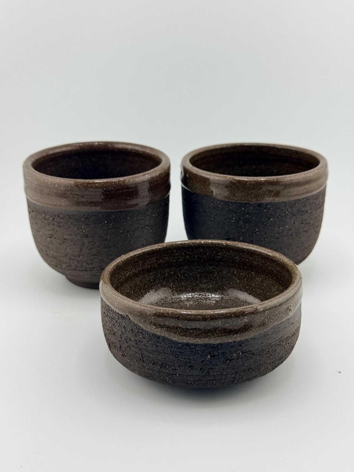 Collection KURO MORI en grès noir chamotté African Stone, tasses tournées à la main par Terres.me.