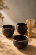 Tasses KURO MORI en grès noir texturé, intérieur émaillé brun profond, création Terres.me.