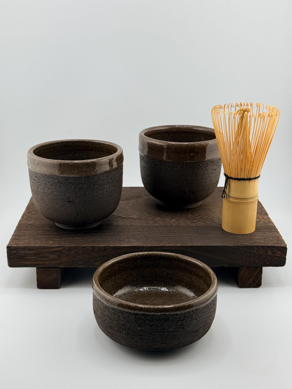Yunomi et badarai en grès noir African Stone, texture minérale et lèvre brune émaillée, Terres.me.