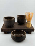 Yunomi et badarai en grès noir African Stone, texture minérale et lèvre brune émaillée, Terres.me.