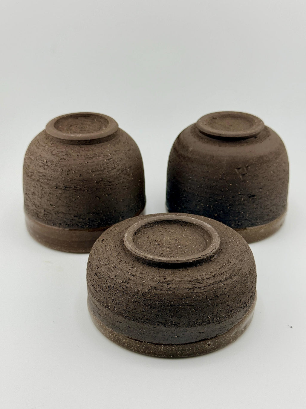 Tasse artisanale KURO MORI en grès noir chamotté, tournée et cuite à haute température par Terres.me.