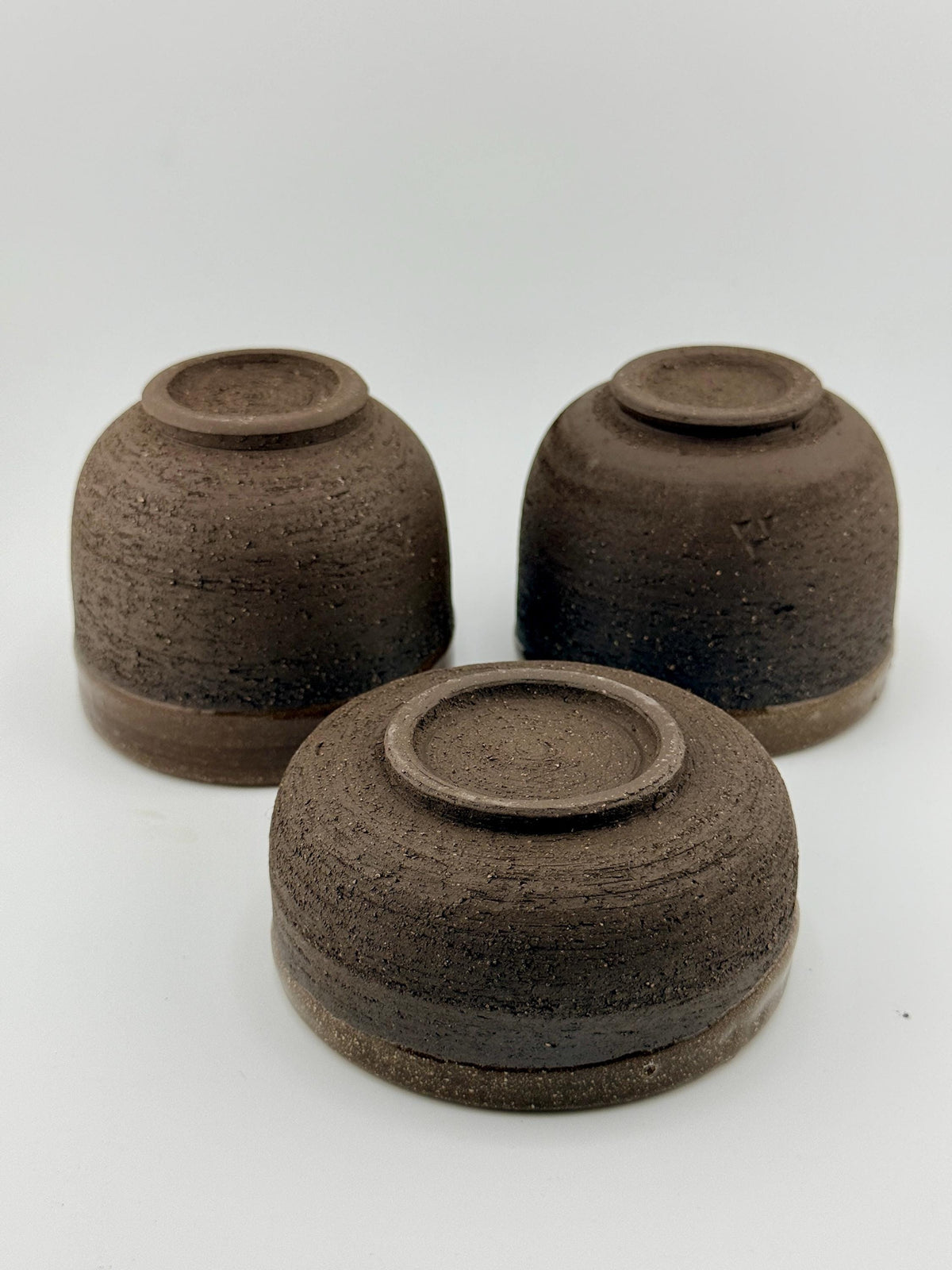 Tasse artisanale KURO MORI en grès noir chamotté, tournée et cuite à haute température par Terres.me.