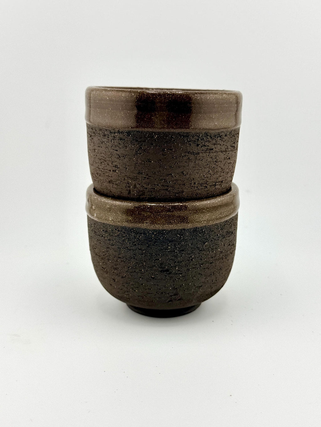 Tasses japonisantes en grès noir African Stone, formes uniques façonnées au tour par Terres.me.