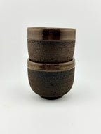 Tasses japonisantes en grès noir African Stone, formes uniques façonnées au tour par Terres.me.