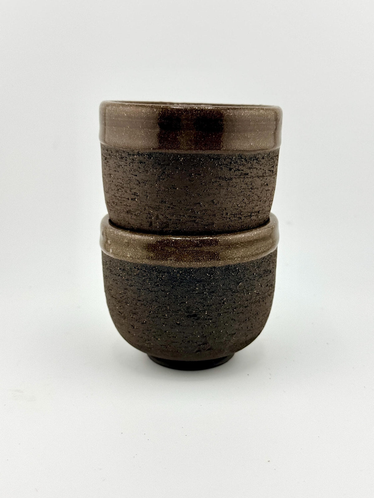 Tasses japonisantes en grès noir African Stone, formes uniques façonnées au tour par Terres.me.