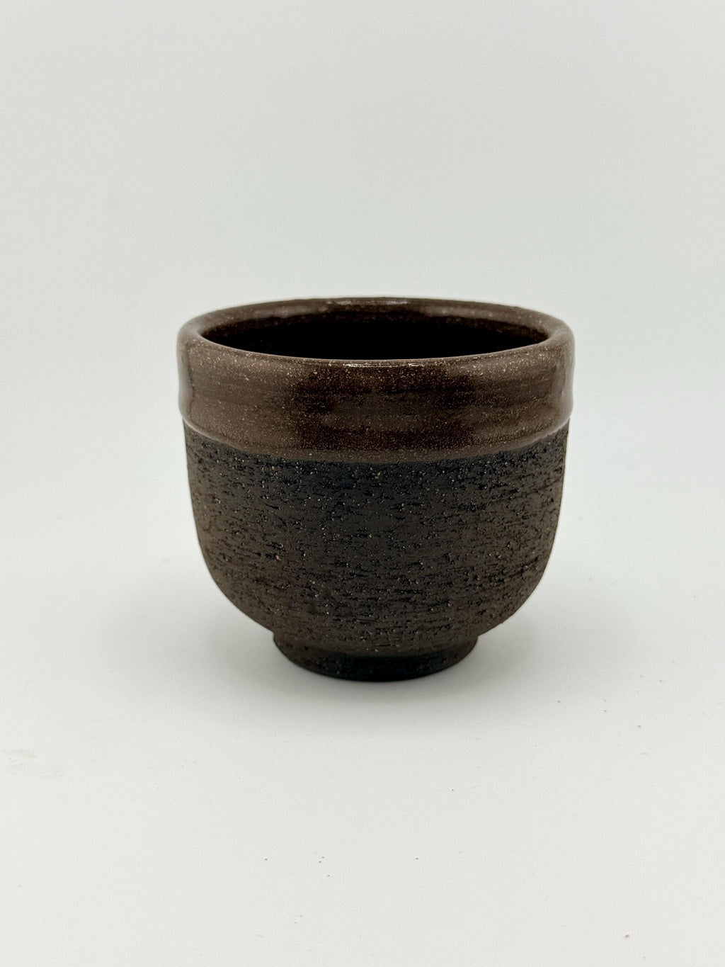 Collection de tasses Wabi-Sabi en grès noir chamotté, finition brune intérieure, Terres.me.