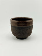 Collection de tasses Wabi-Sabi en grès noir chamotté, finition brune intérieure, Terres.me.