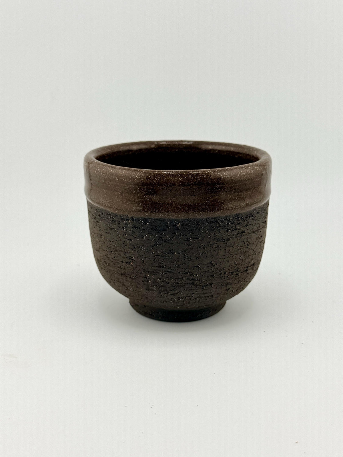 Collection de tasses Wabi-Sabi en grès noir chamotté, finition brune intérieure, Terres.me.
