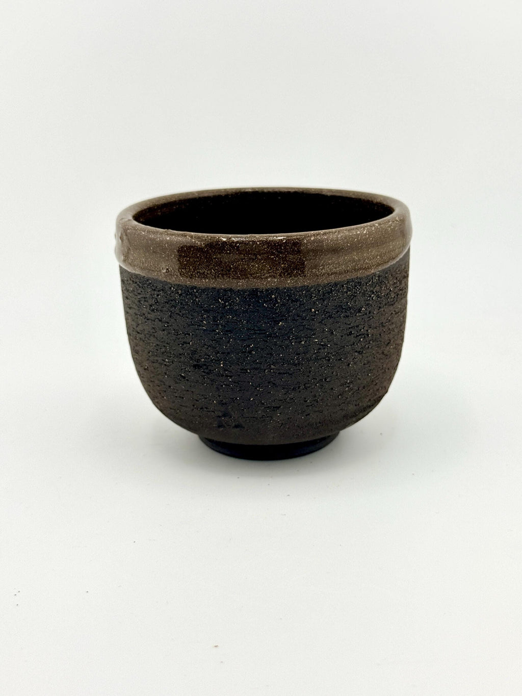 Yunomi artisanal en grès noir African Stone, surface minérale brute et lèvre émaillée, Terres.me.