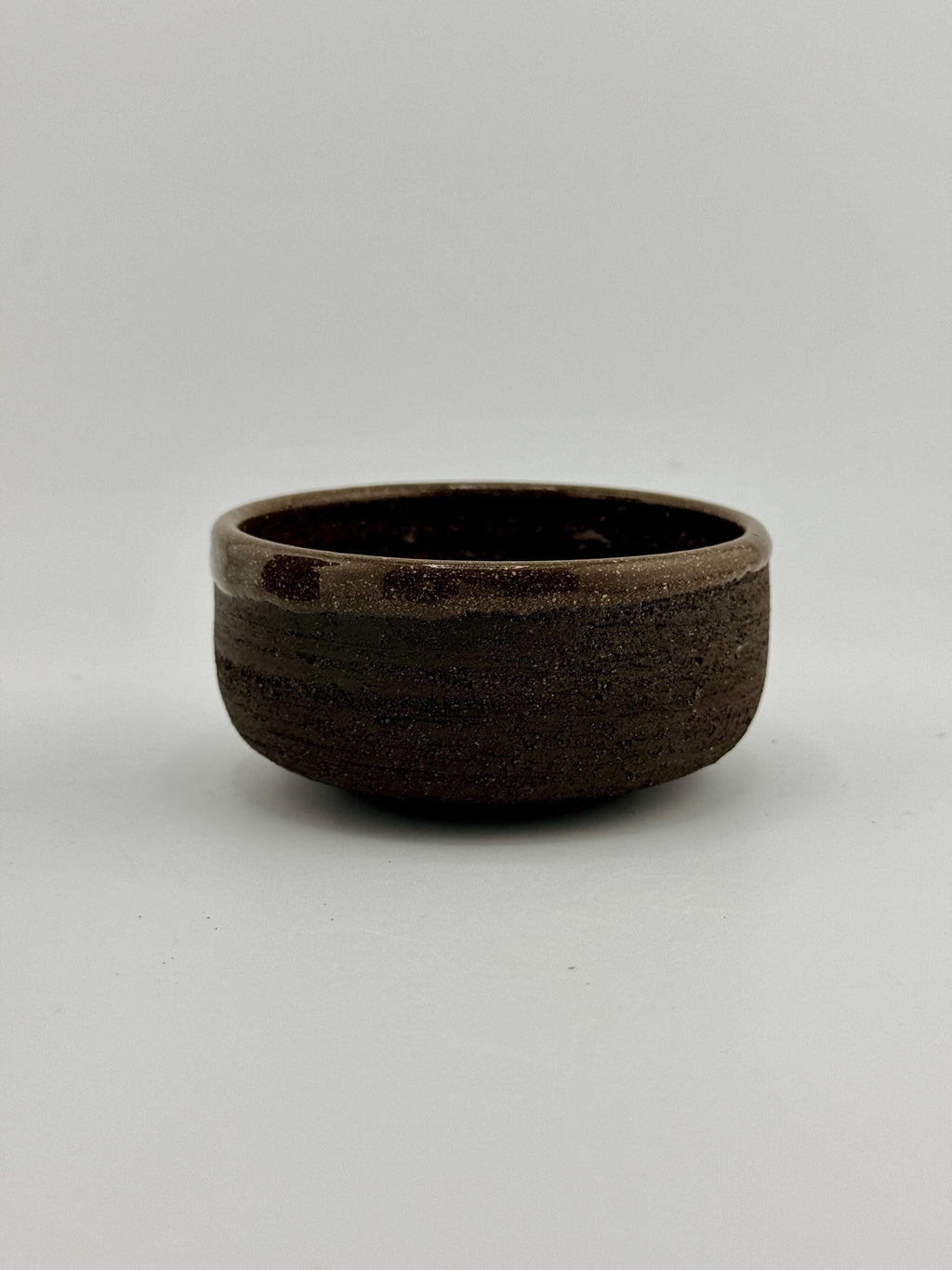 Tasses KURO MORI faites main en grès noir profond, pièces uniques Terres.me.