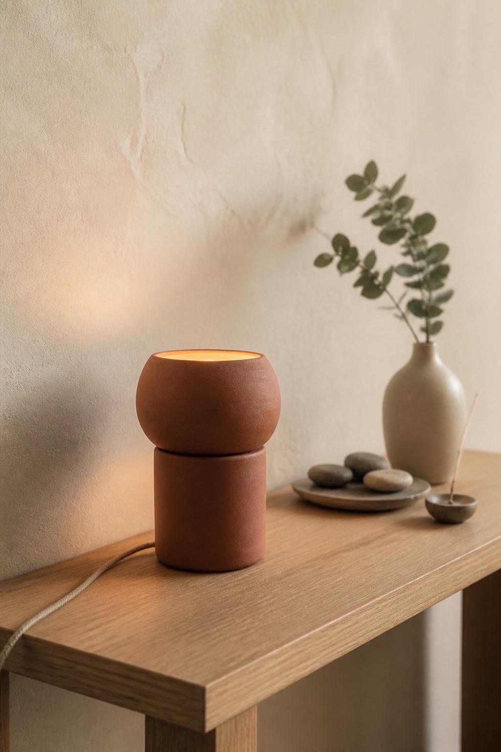 Lampe sculpturale en terre de Xing, vue 1 sur 10, luminaire artisanal en céramique brute façonné par Terresme.