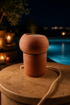 Lampe sculpturale en terre de Xing, vue 4 sur 10, luminaire artisanal en céramique brute façonné par Terresme.