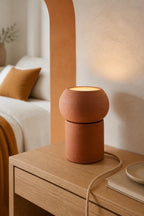 Lampe sculpturale en terre de Xing, vue 6 sur 10, luminaire artisanal en céramique brute façonné par Terresme.