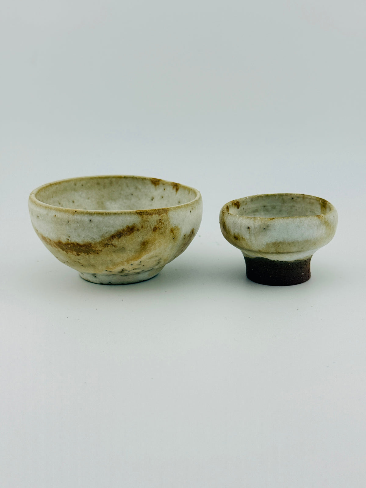 Deux mini-bols chawan crème en grès rouge de récolte de l’Estérel