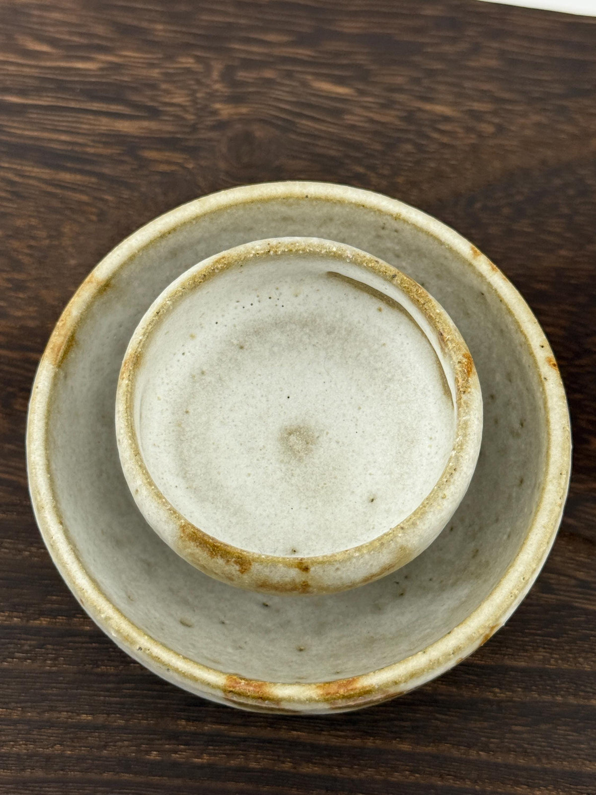 Détail de l’émail crème d’un mini-bol chawan en grès rouge de récolte de l’Estérel.