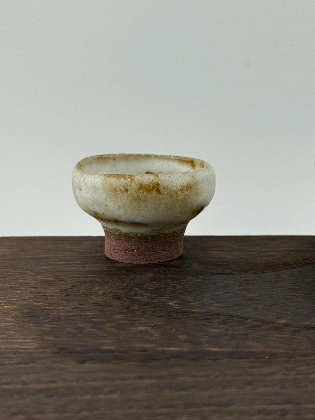 Détail de la texture granuleuse du grès rouge sauvage de l’Estérel sur un mini-bol chawan.