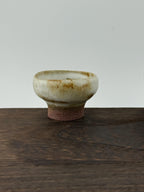 Détail de la texture granuleuse du grès rouge sauvage de l’Estérel sur un mini-bol chawan.