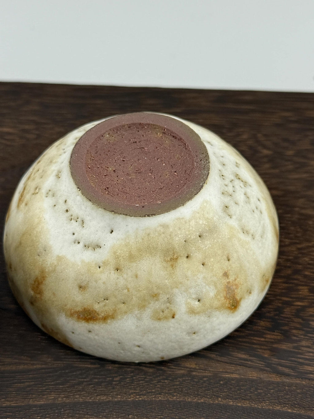 Présentation des deux modèles de mini-bols chawan en terre rouge de récolte de l’Estérel, vendus à l’unité.
