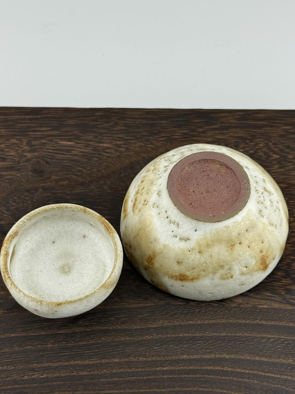 Vue rapprochée des mini-bols chawan en grès rouge de récolte de l’Estérel, avec émail crème artisanal.