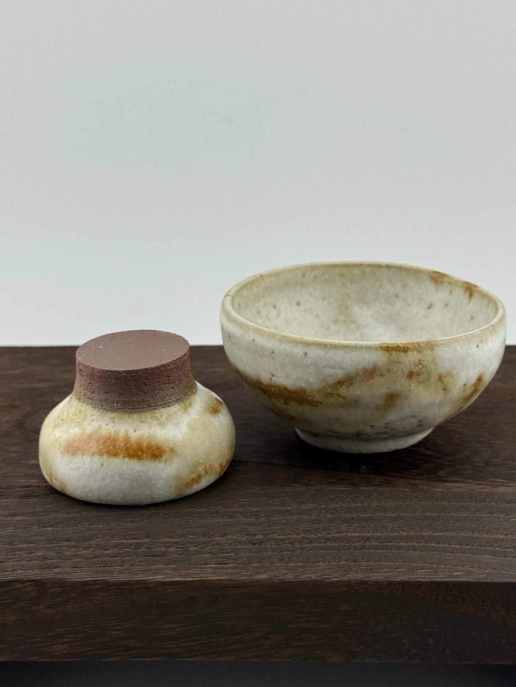 Vue détaillée d’un mini-bol chawan en terre rouge sauvage de l’Estérel, façonné et émaillé à la main.