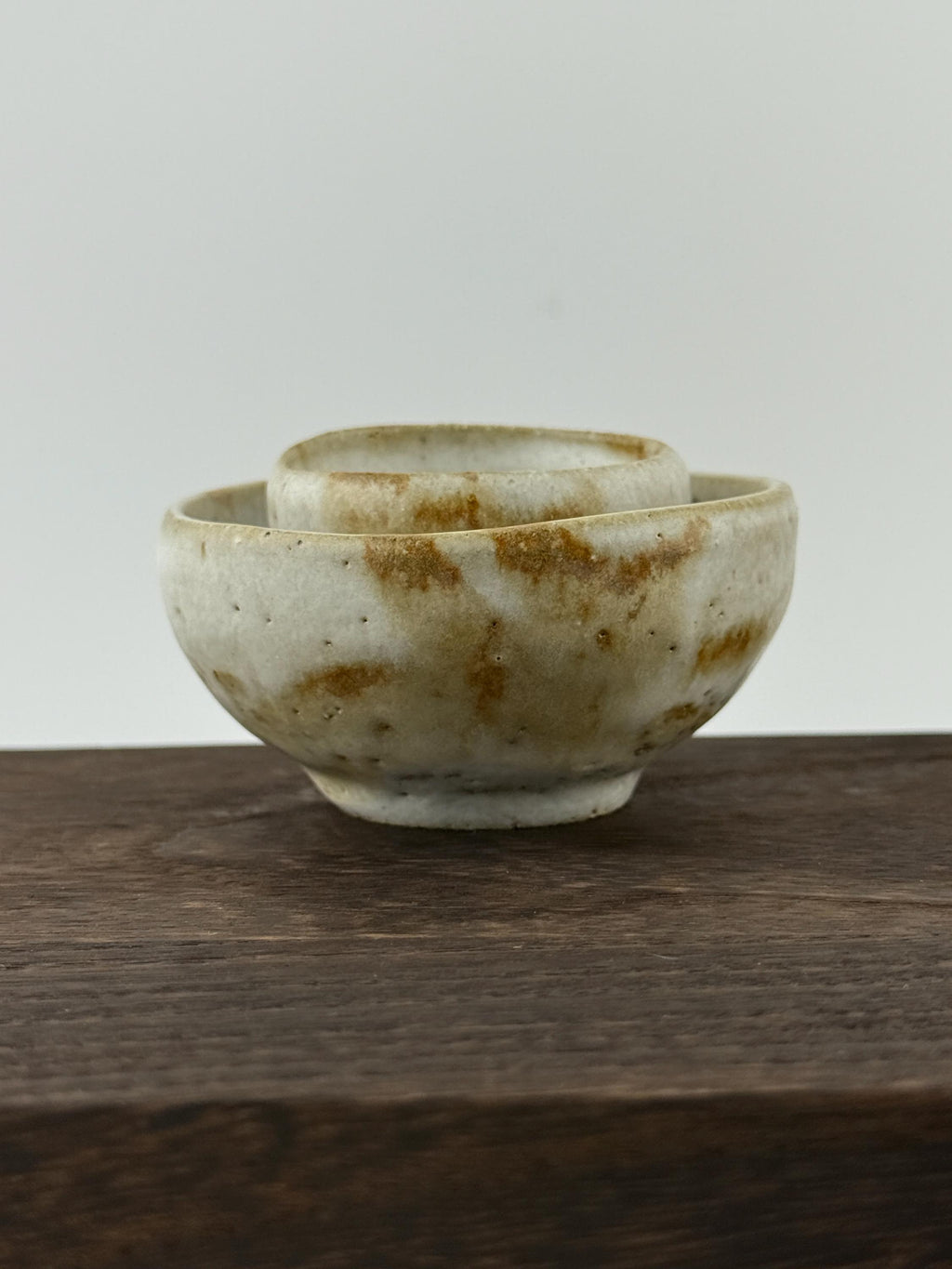 Mini-bol chawan artisanal en grès rouge de récolte de l’Estérel, finition crème et forme organique.