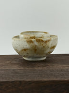 Mini-bol chawan artisanal en grès rouge de récolte de l’Estérel, finition crème et forme organique.