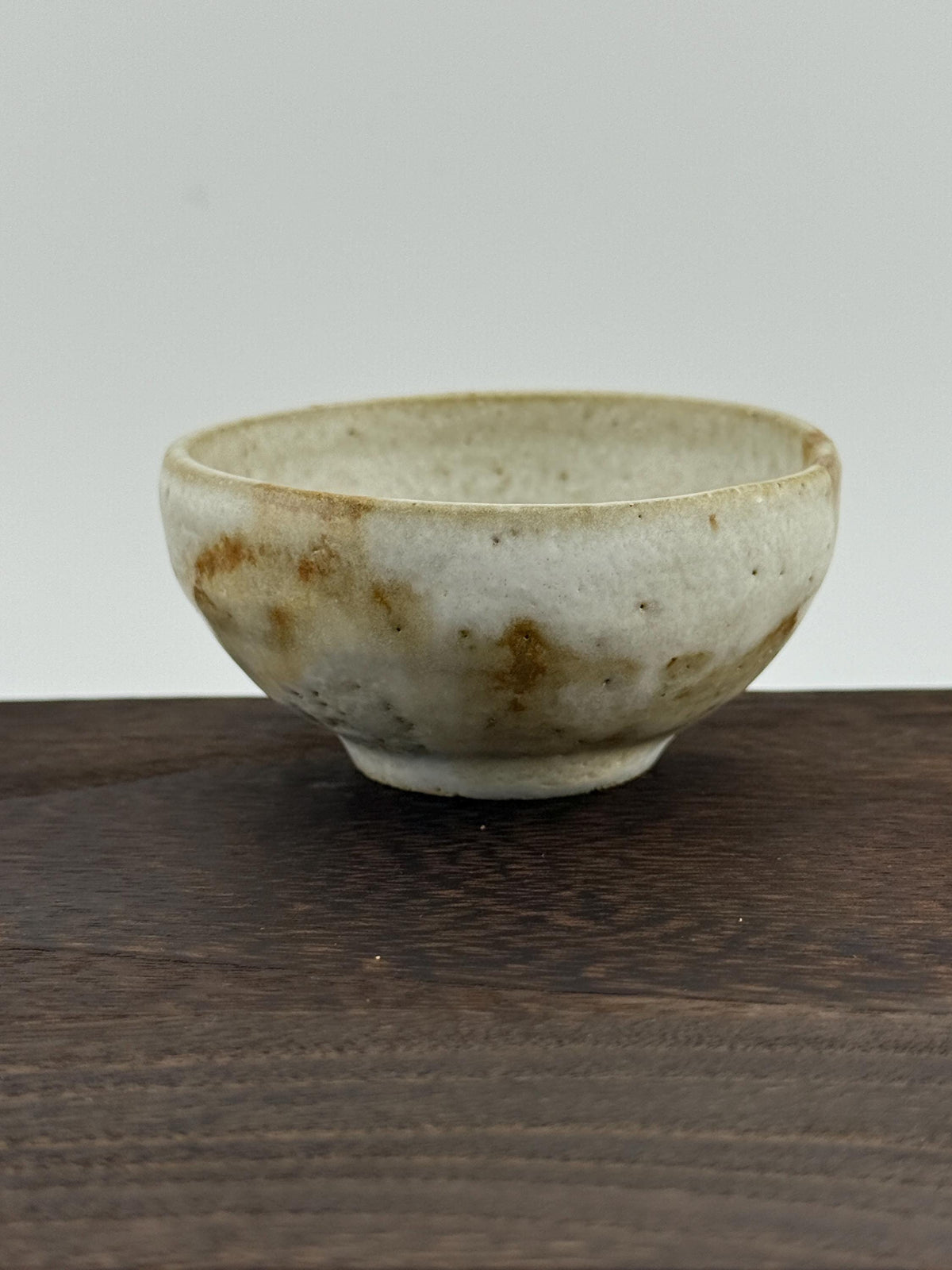 Vue de la base d’un mini-bol chawan façonné à la main en grès rouge sauvage du massif de l’Estérel.