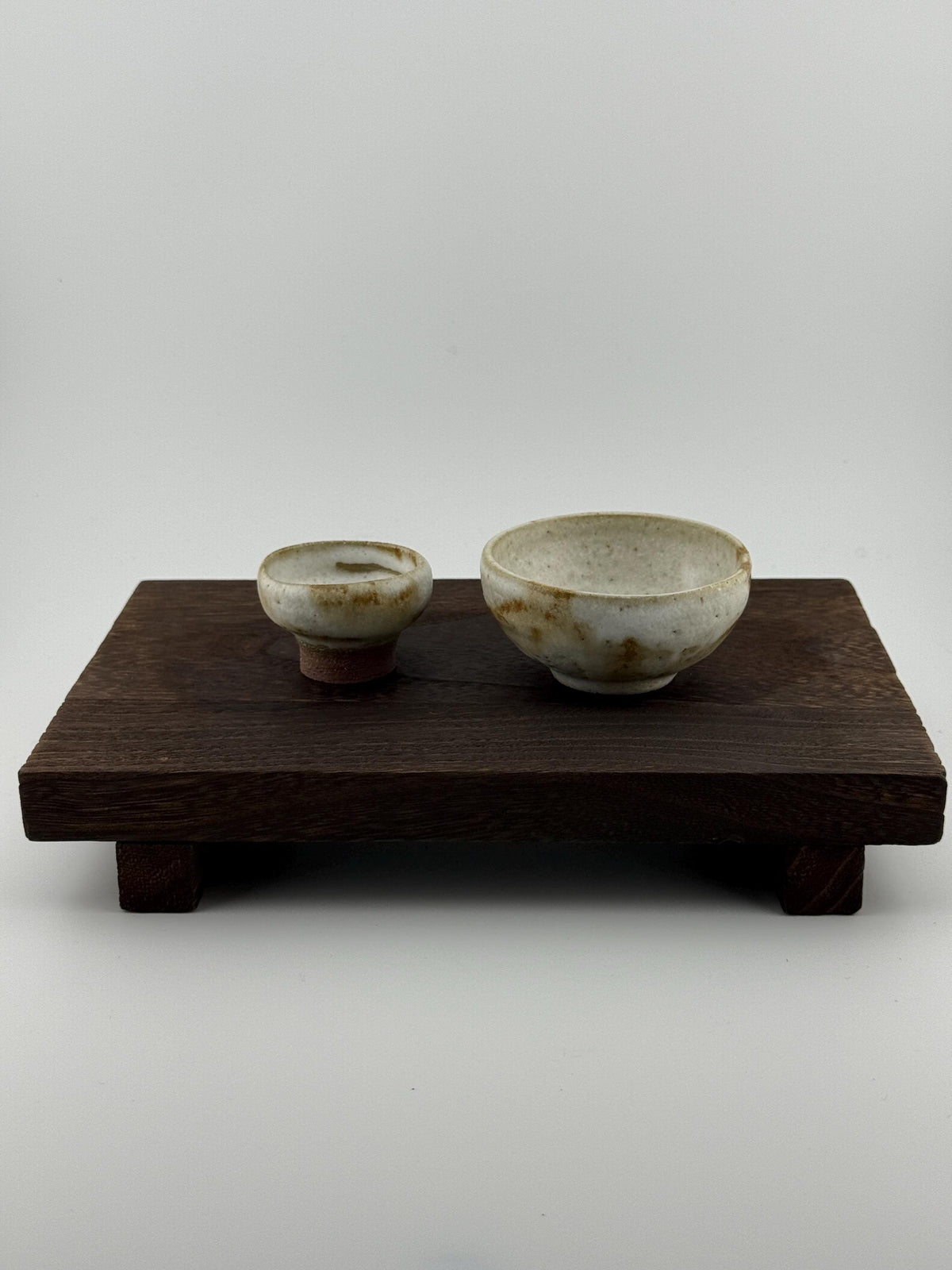 Deux mini-bols chawan en grès rouge de récolte de l’Estérel, émaillés crème et façonnés à la main par Terresme.