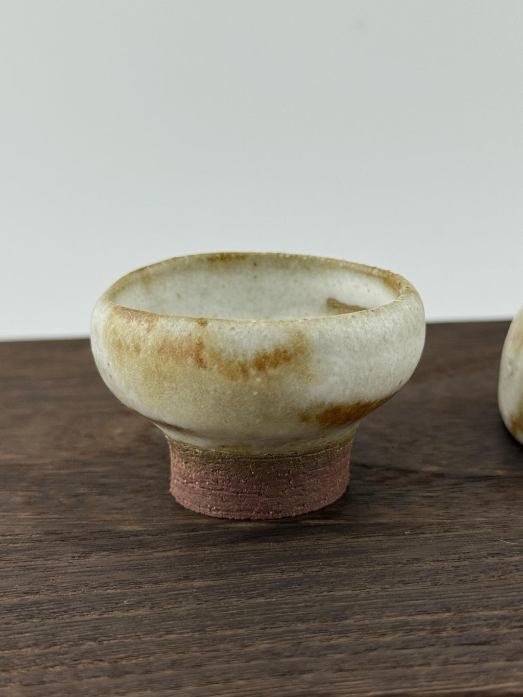 Vue de l’intérieur émaillé blanc crème d’un mini-bol chawan en terre rouge de récolte de l’Estérel.