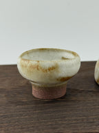 Vue de l’intérieur émaillé blanc crème d’un mini-bol chawan en terre rouge de récolte de l’Estérel.