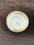 Vue de profil d’un mini-bol chawan en grès rouge de récolte de l’Estérel, avec finition crème artisanale.