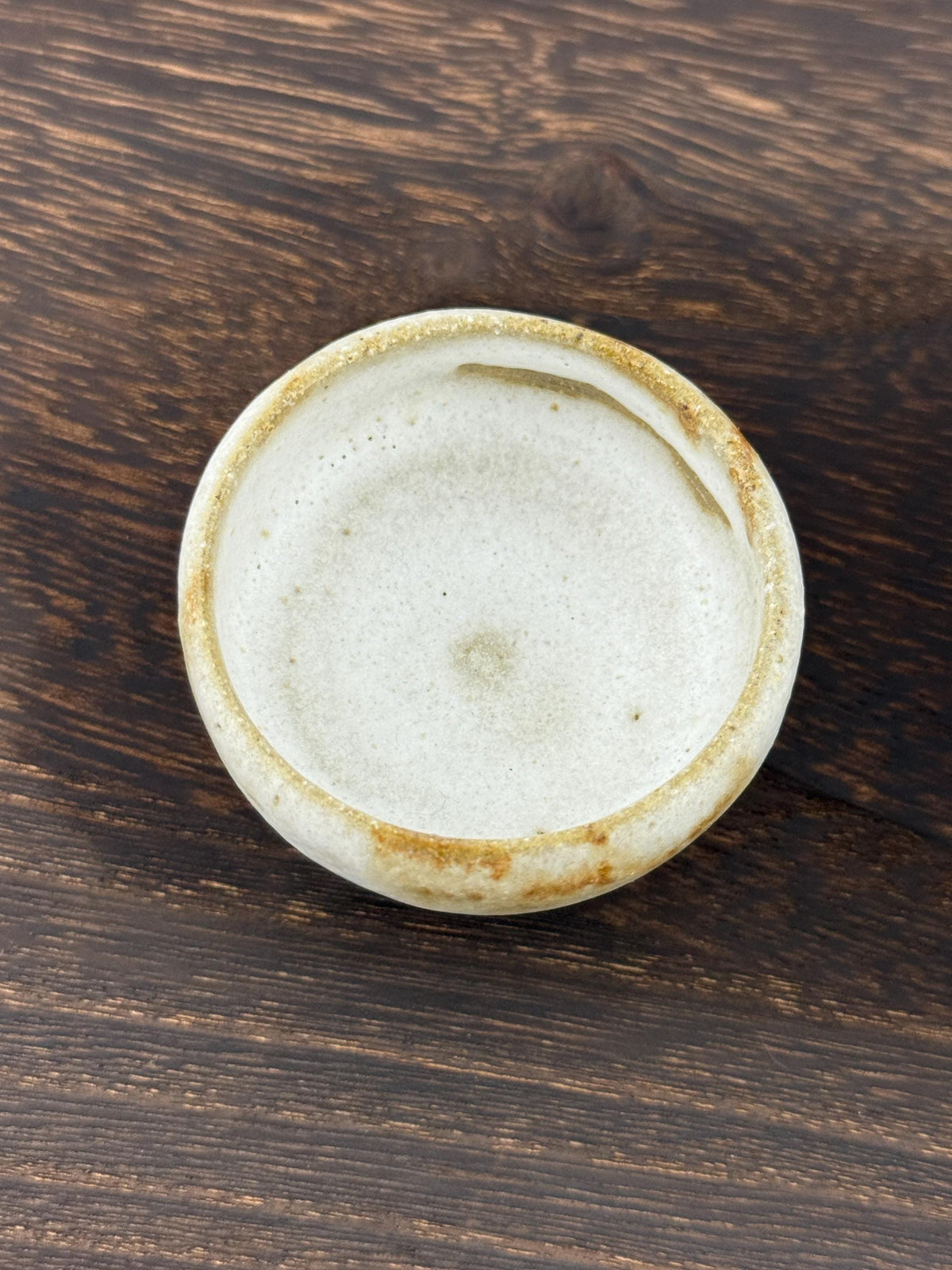 Vue de profil d’un mini-bol chawan en grès rouge de récolte de l’Estérel, avec finition crème artisanale.