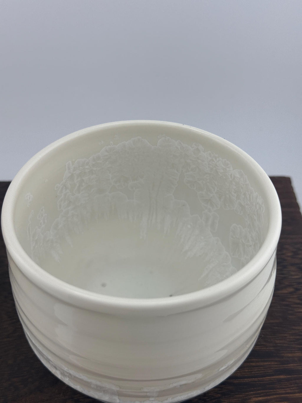 Mug en porcelaine blanche à émail microcristallisé, vue 5 sur 10, céramique artisanale façonnée à la main par Terresme.