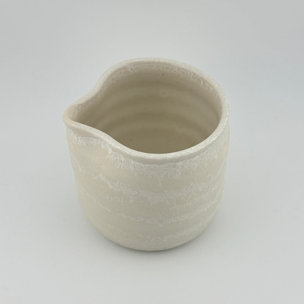 Tasse verseuse en porcelaine blanche à émail microcristallisé, vue de dessus