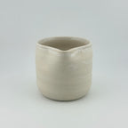 Tasse verseuse en porcelaine blanche à émail microcristallisé, vue de face