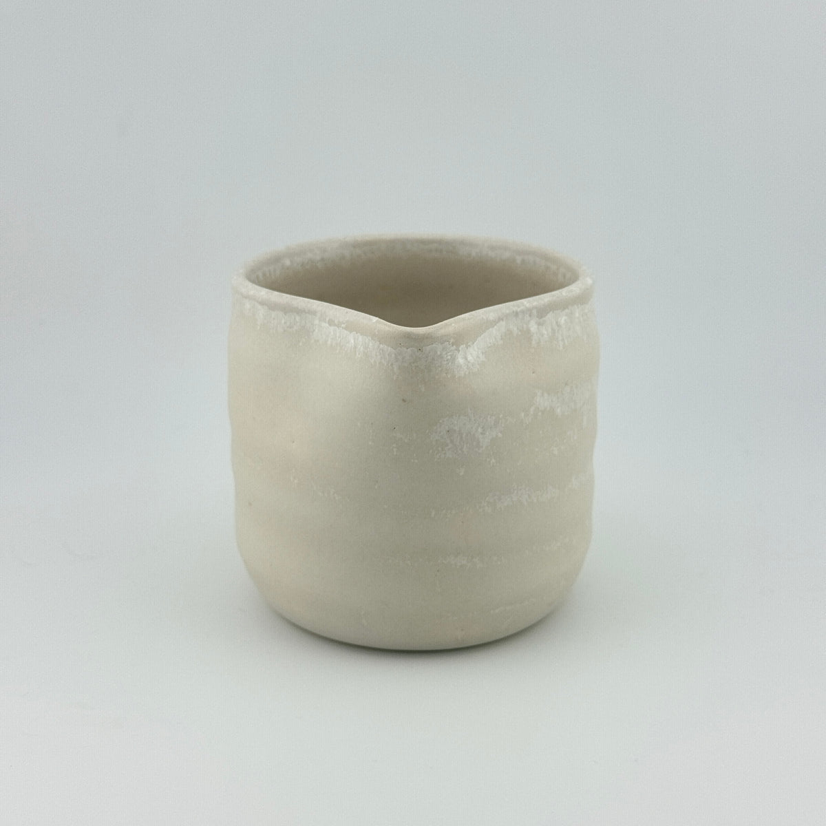Tasse verseuse en porcelaine blanche à émail microcristallisé, vue de face