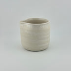 Tasse verseuse en porcelaine blanche à émail microcristallisé, vue de côté