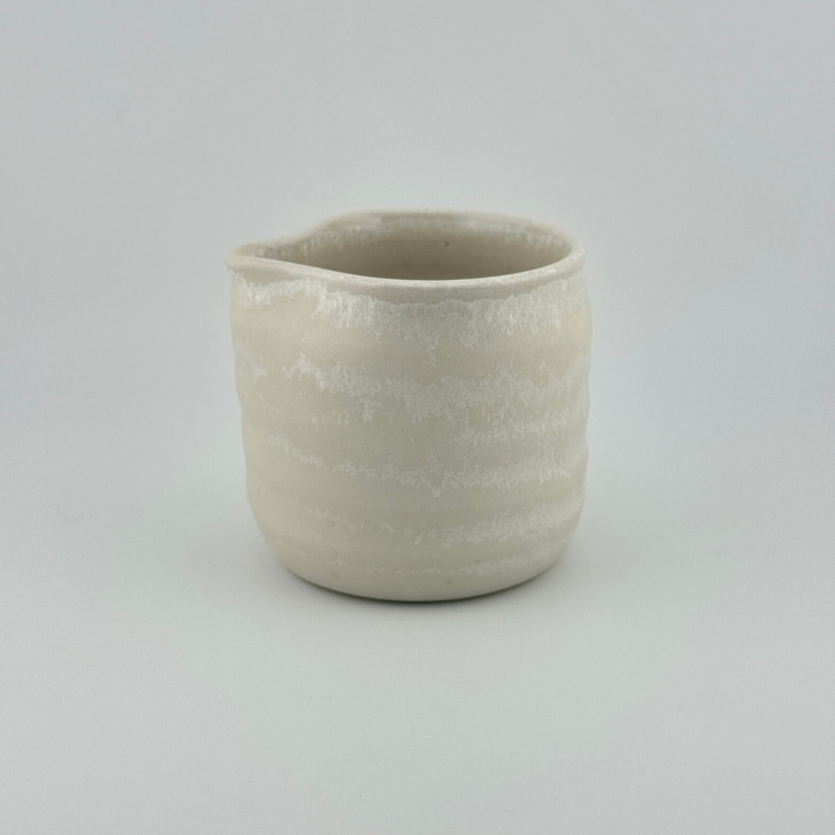 Tasse verseuse en porcelaine blanche à émail microcristallisé, vue de côté