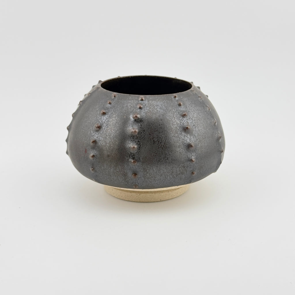 Oursin Céramique en Grès Noir Métallisé – Sculpture Artisanale Wabi-Sabi