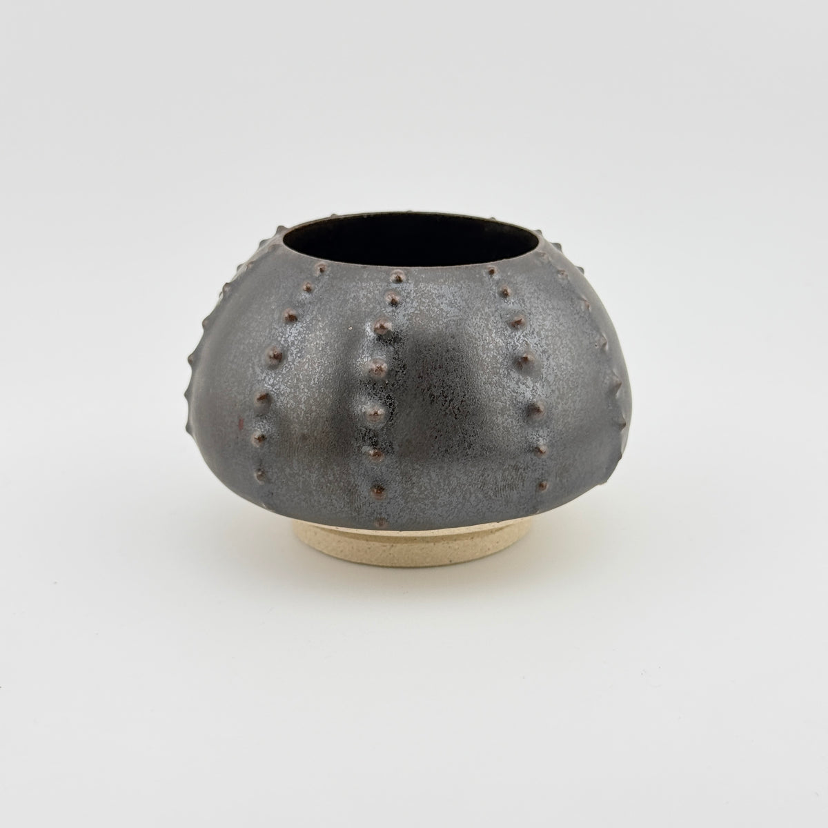 Oursin Céramique en Grès Noir Métallisé – Sculpture Artisanale Wabi-Sabi