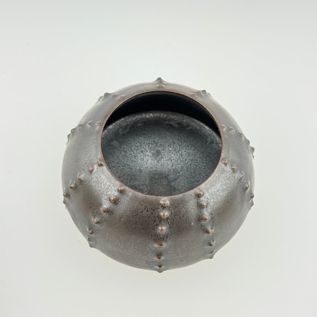 Oursin Céramique en Grès Noir Métallisé – Sculpture Artisanale Wabi-Sabi